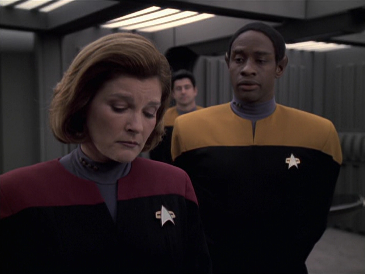 extant_StarTrek_VOY_6x21-LiveFastAndProsper_02540.jpg