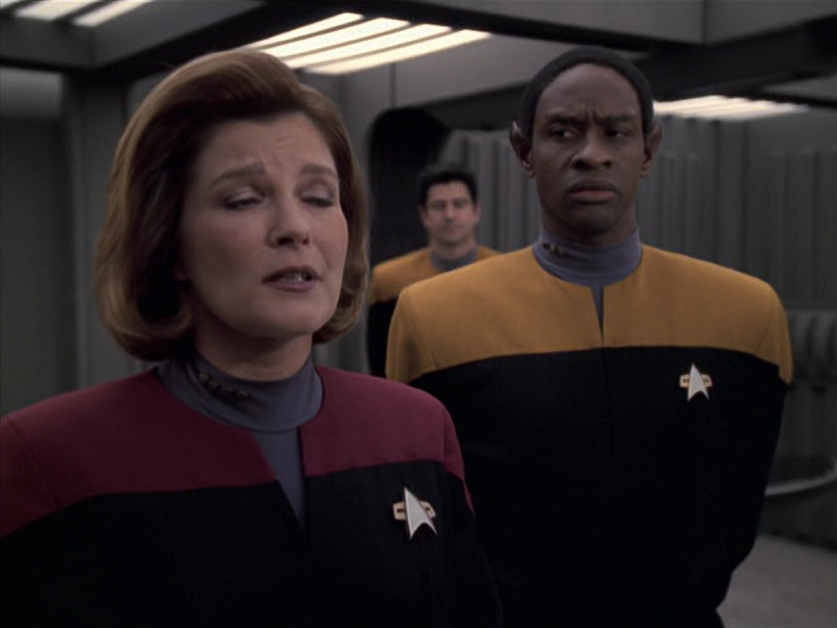 extant_StarTrek_VOY_6x21-LiveFastAndProsper_02581.jpg