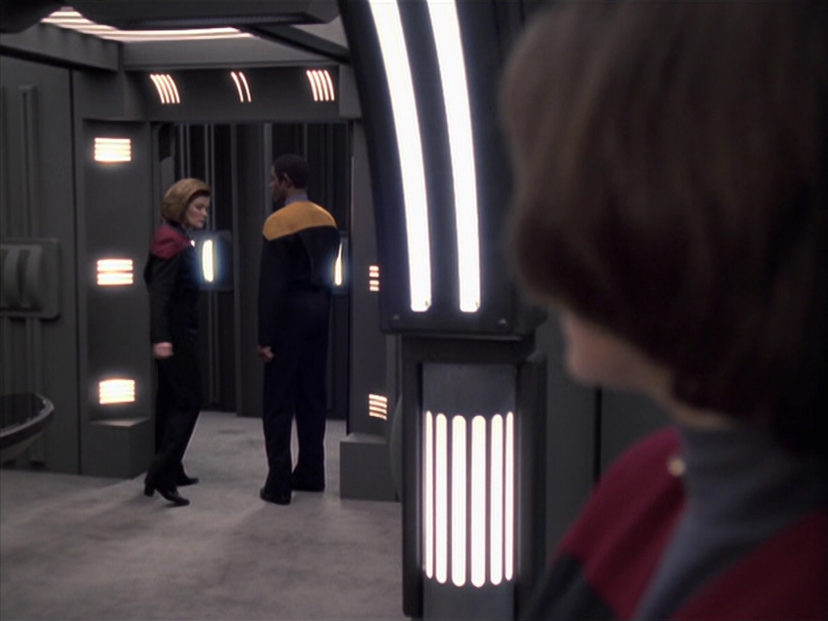 extant_StarTrek_VOY_6x21-LiveFastAndProsper_02635.jpg