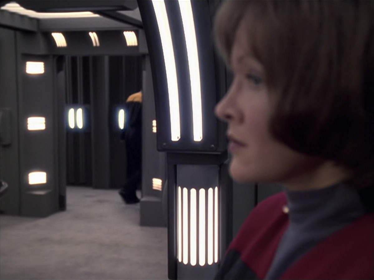 extant_StarTrek_VOY_6x21-LiveFastAndProsper_02644.jpg