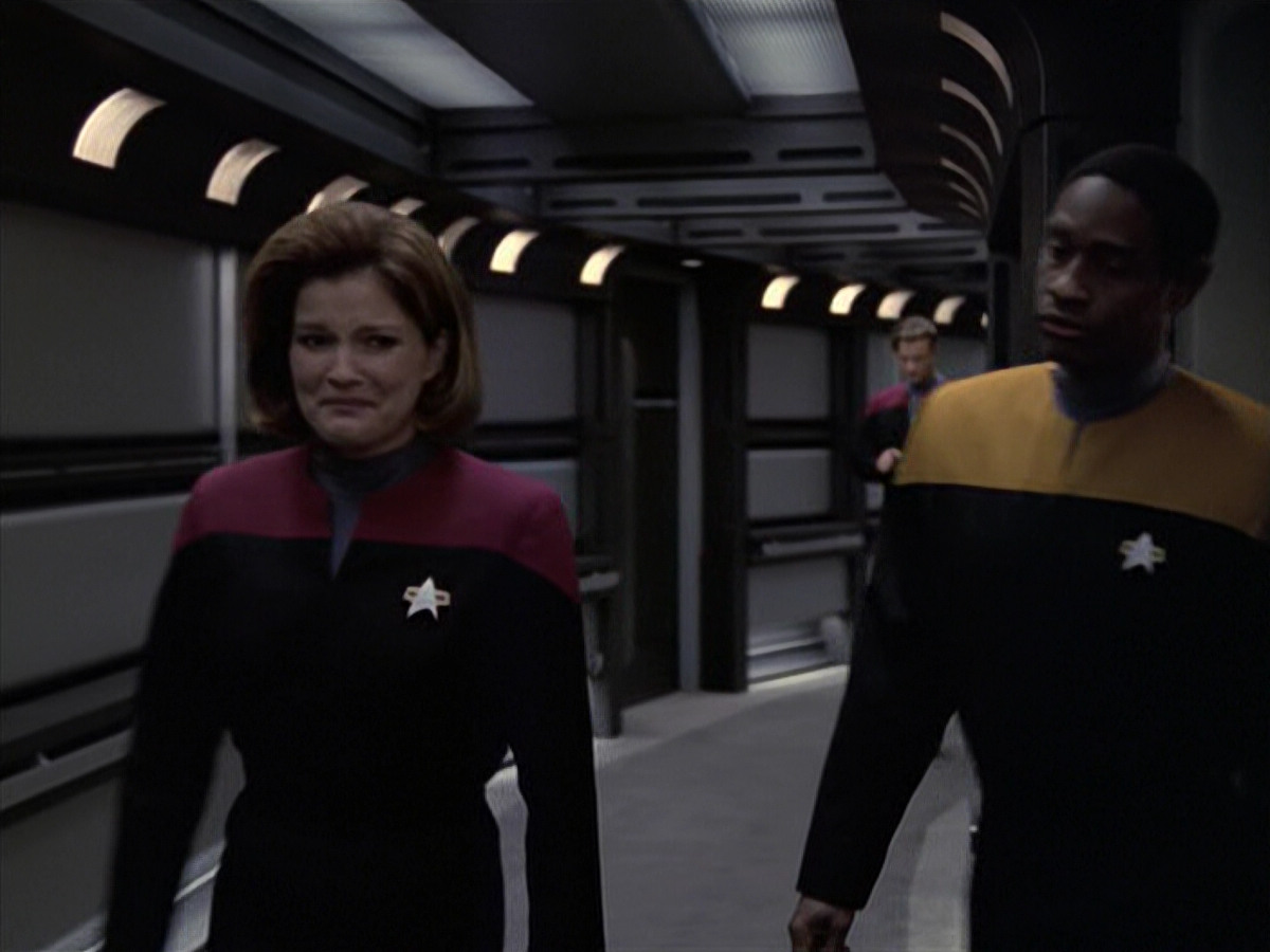 extant_StarTrek_VOY_6x21-LiveFastAndProsper_02652.jpg