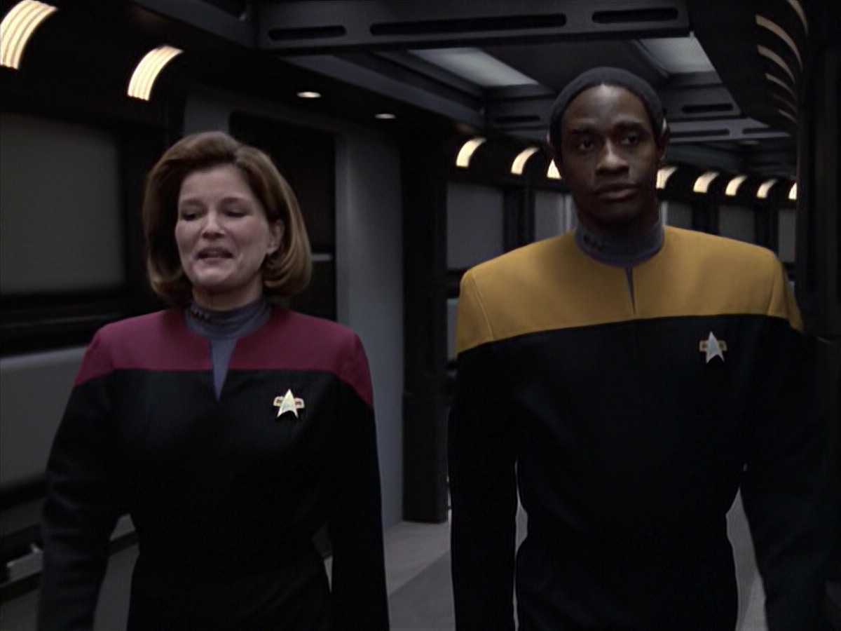 extant_StarTrek_VOY_6x21-LiveFastAndProsper_02659.jpg