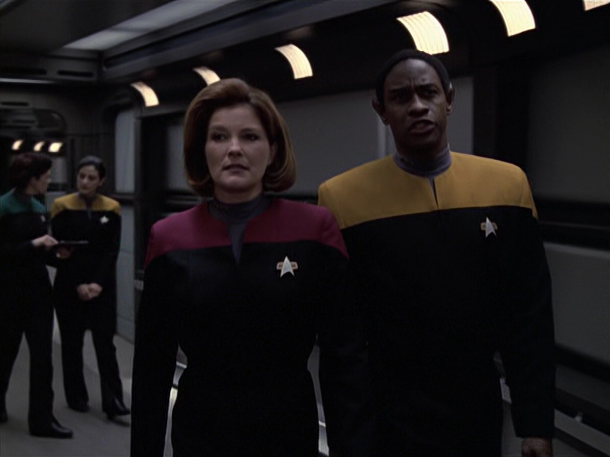 extant_StarTrek_VOY_6x21-LiveFastAndProsper_02671.jpg