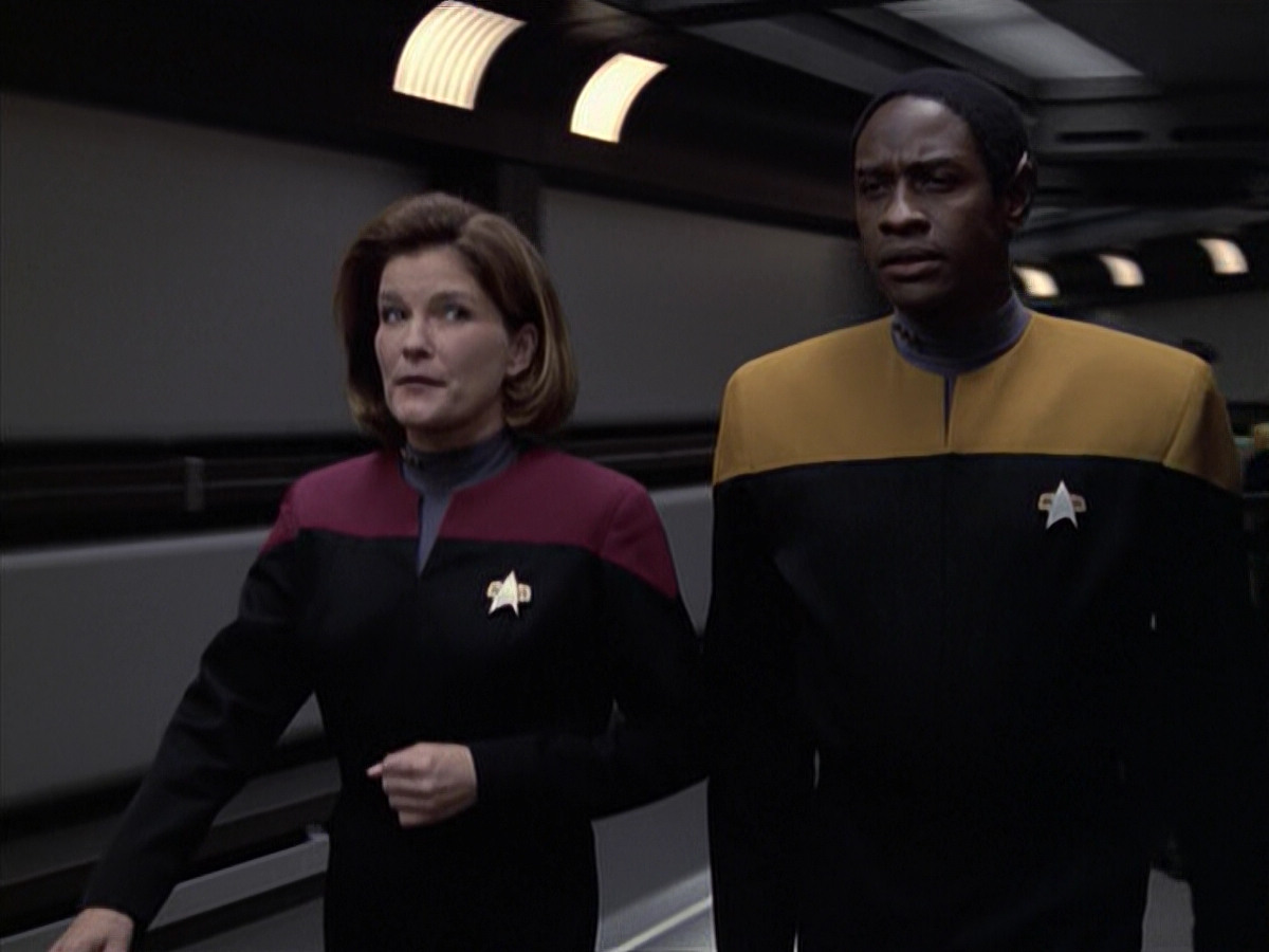 extant_StarTrek_VOY_6x21-LiveFastAndProsper_02677.jpg
