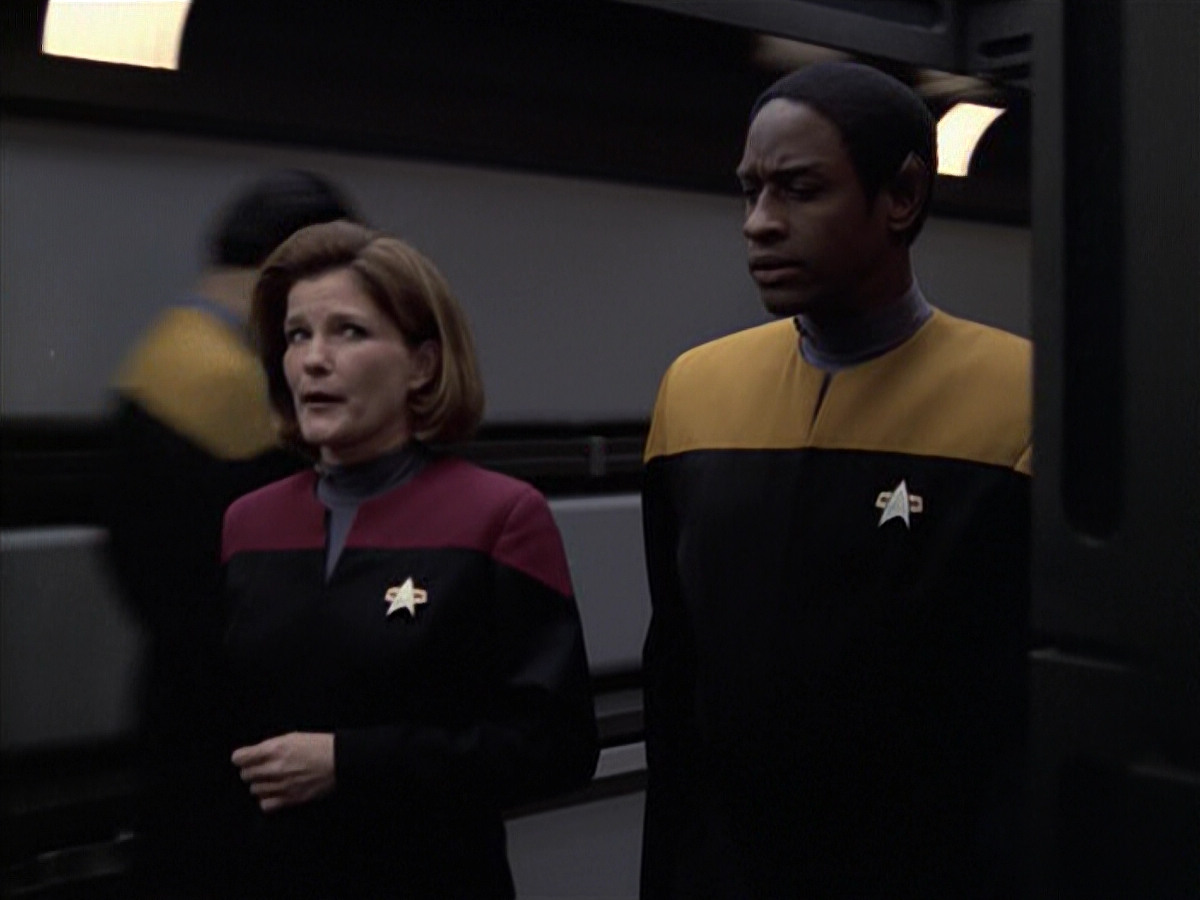 extant_StarTrek_VOY_6x21-LiveFastAndProsper_02678.jpg
