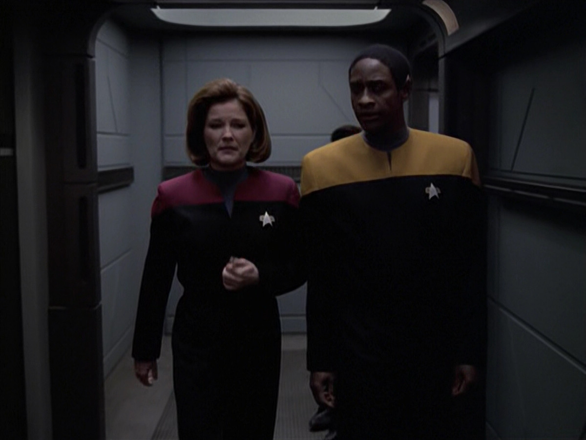 extant_StarTrek_VOY_6x21-LiveFastAndProsper_02683.jpg