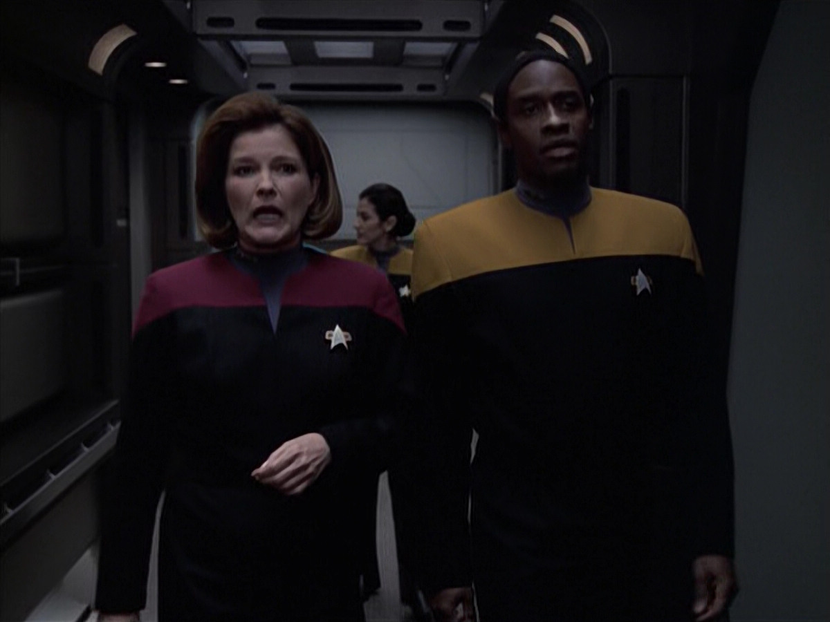 extant_StarTrek_VOY_6x21-LiveFastAndProsper_02687.jpg