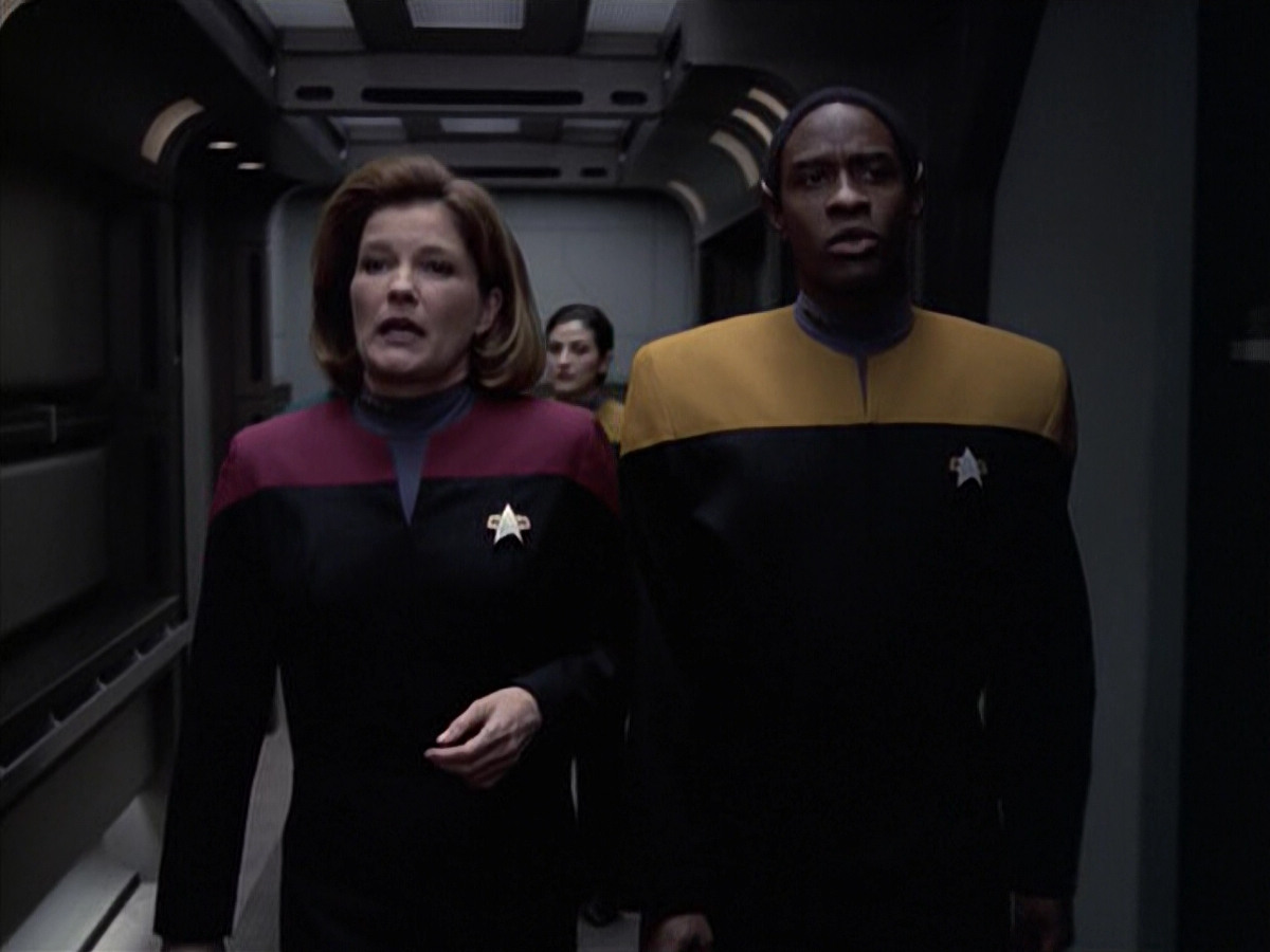 extant_StarTrek_VOY_6x21-LiveFastAndProsper_02688.jpg