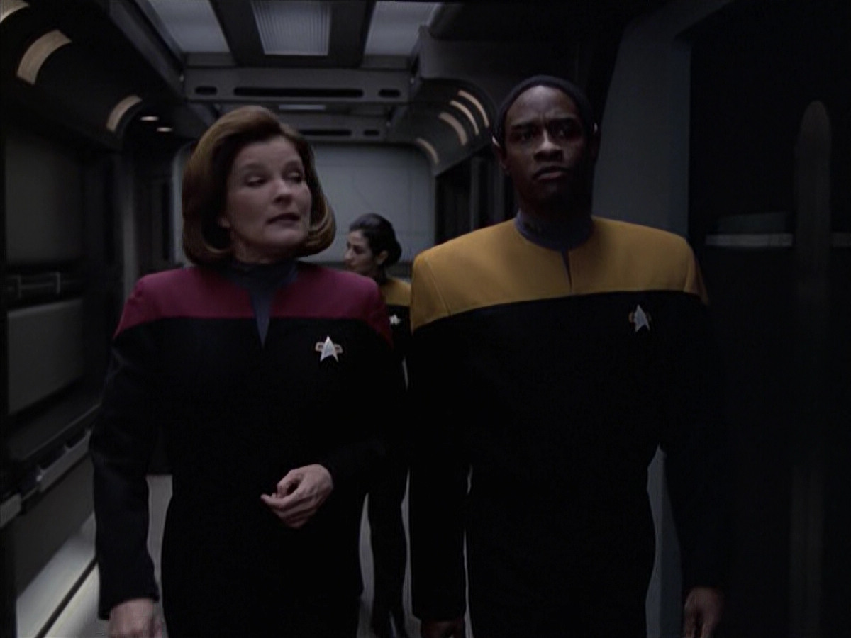 extant_StarTrek_VOY_6x21-LiveFastAndProsper_02689.jpg