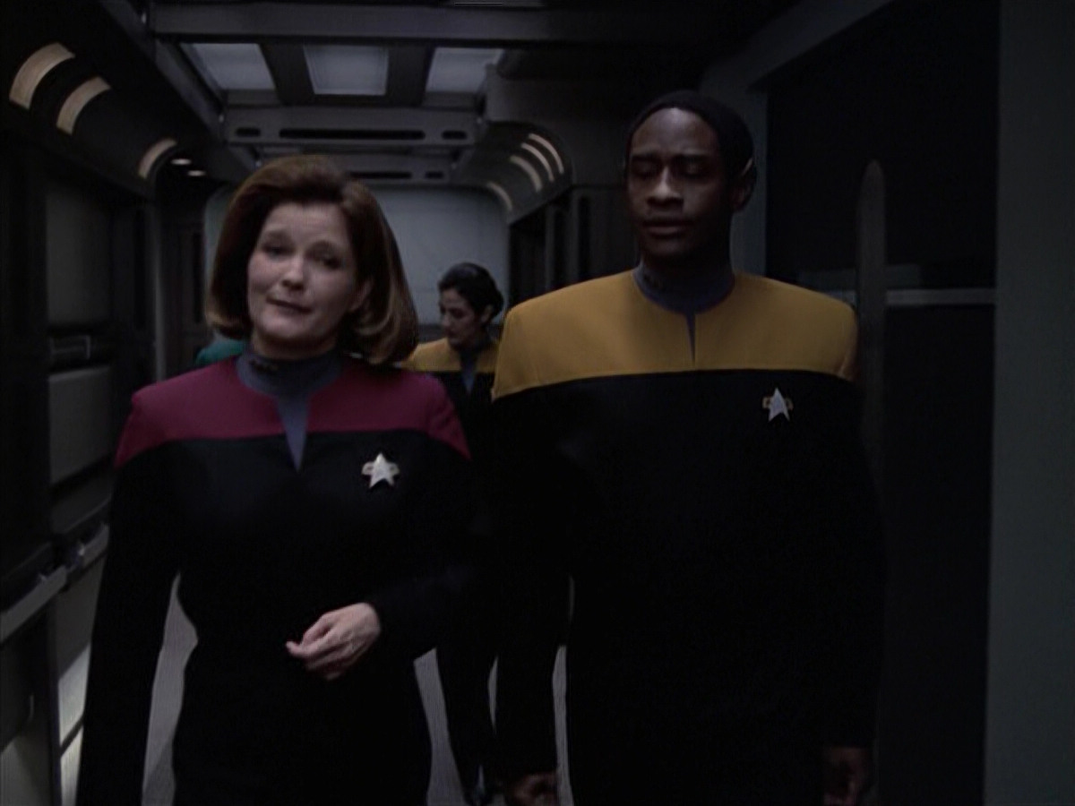 extant_StarTrek_VOY_6x21-LiveFastAndProsper_02690.jpg