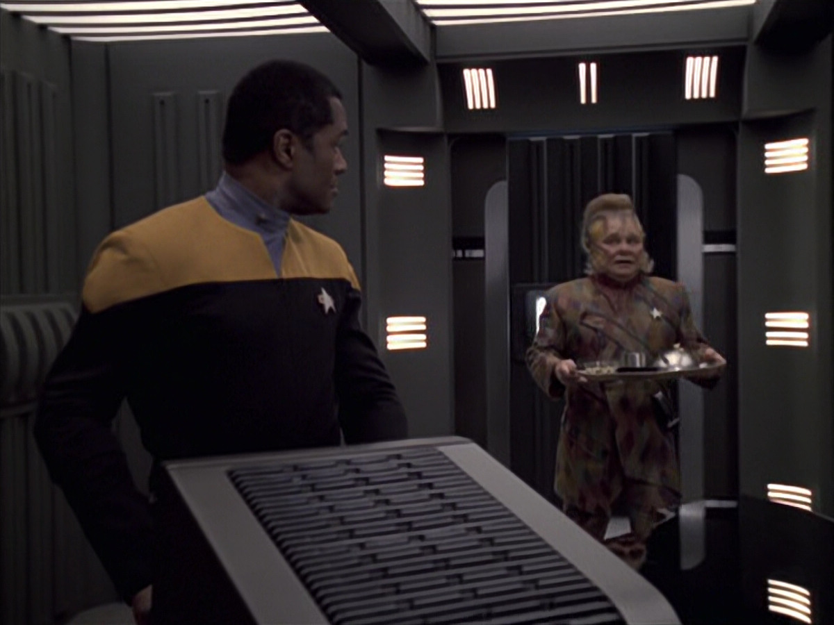 extant_StarTrek_VOY_6x21-LiveFastAndProsper_02707.jpg