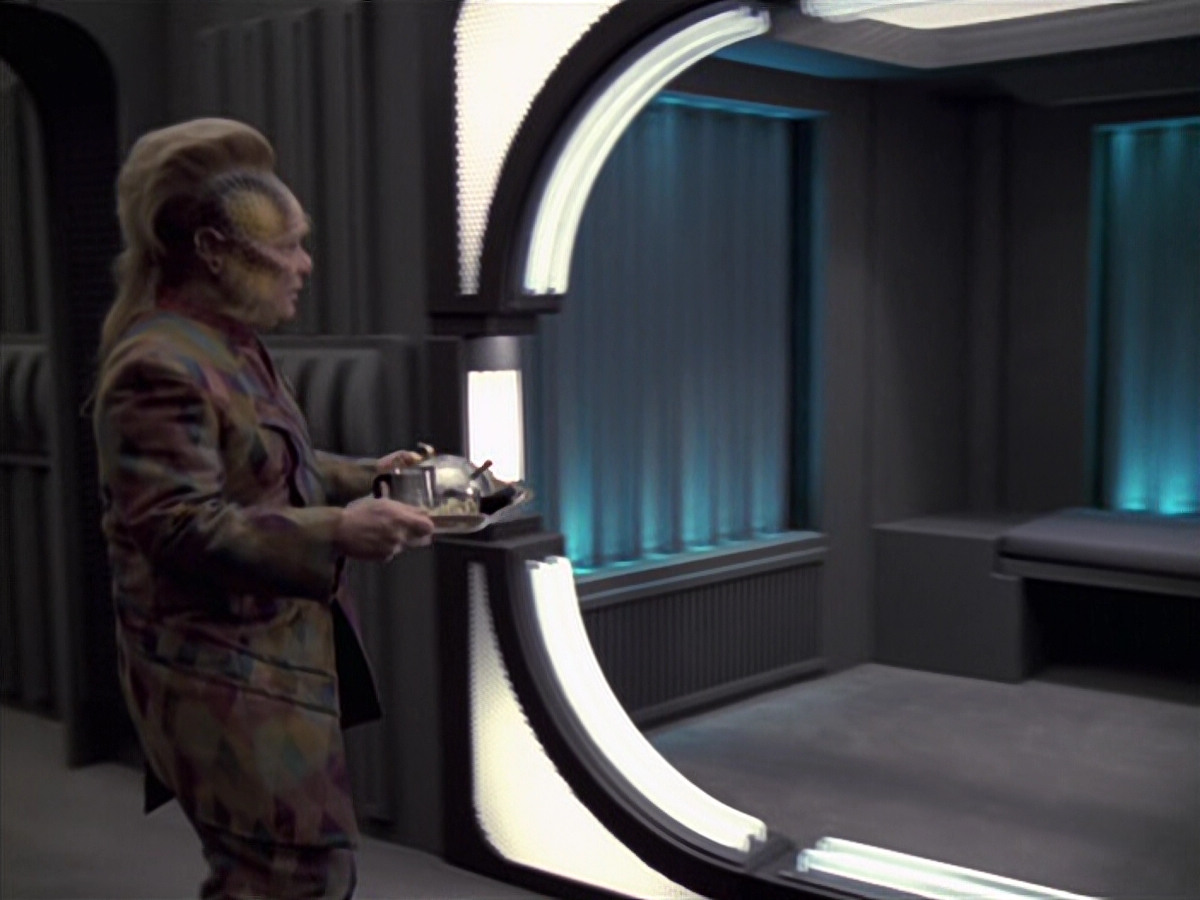 extant_StarTrek_VOY_6x21-LiveFastAndProsper_02712.jpg