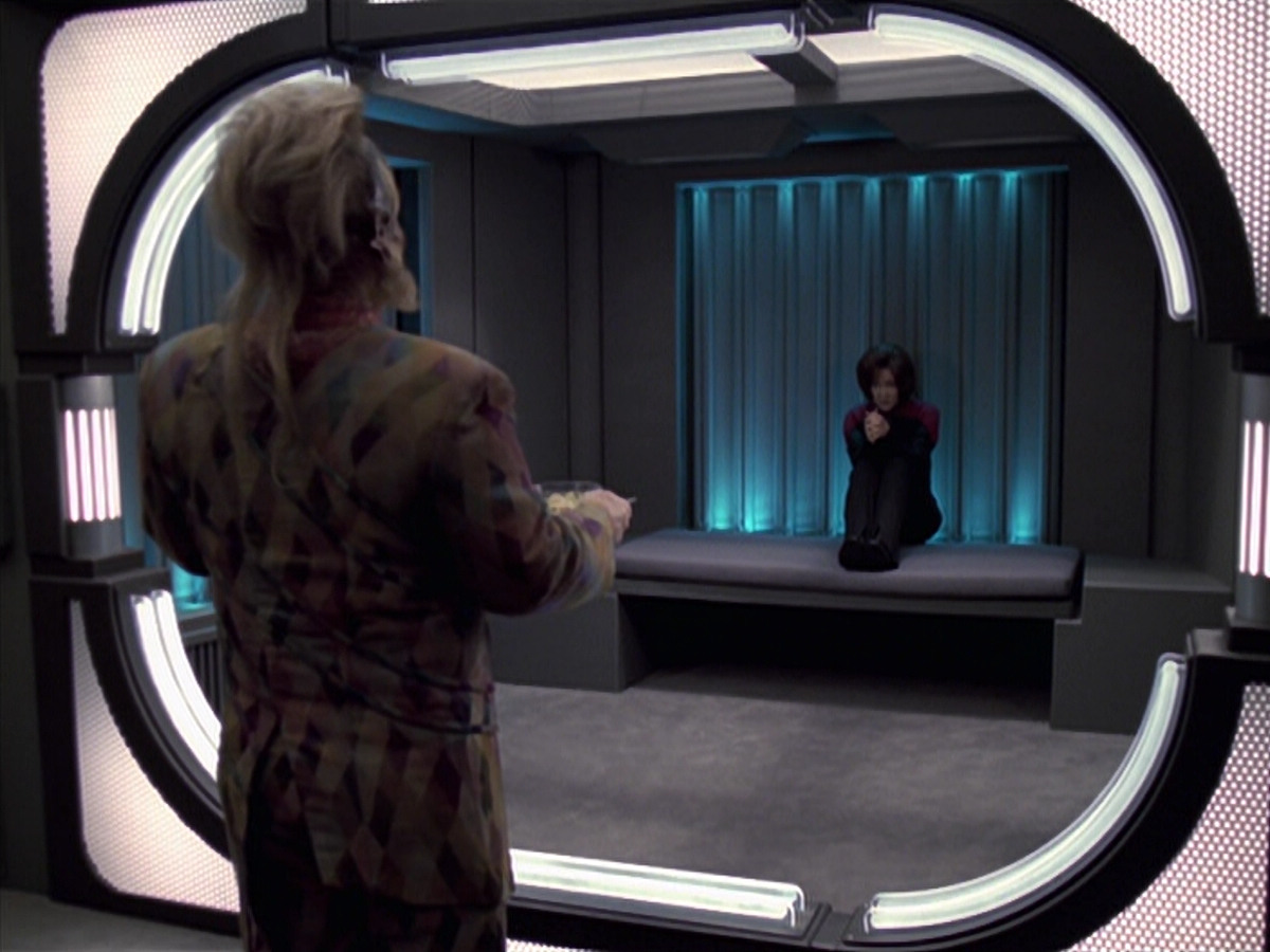 extant_StarTrek_VOY_6x21-LiveFastAndProsper_02717.jpg