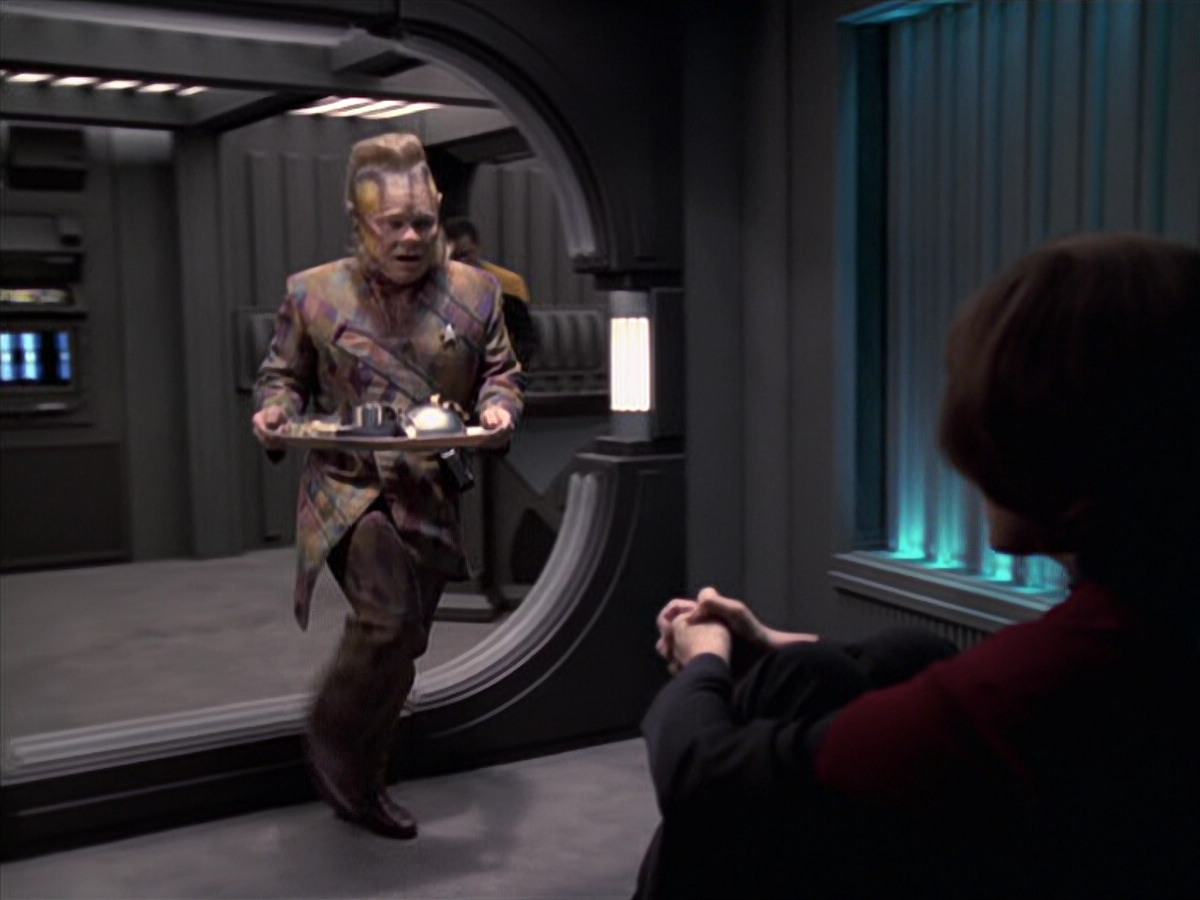 extant_StarTrek_VOY_6x21-LiveFastAndProsper_02732.jpg