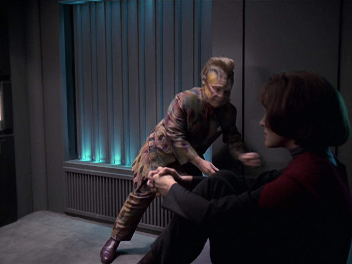 extant_StarTrek_VOY_6x21-LiveFastAndProsper_02737.jpg