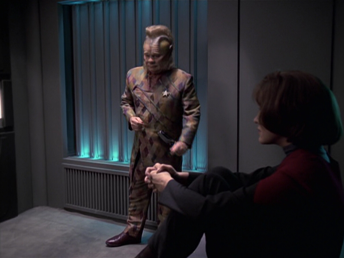 extant_StarTrek_VOY_6x21-LiveFastAndProsper_02741.jpg