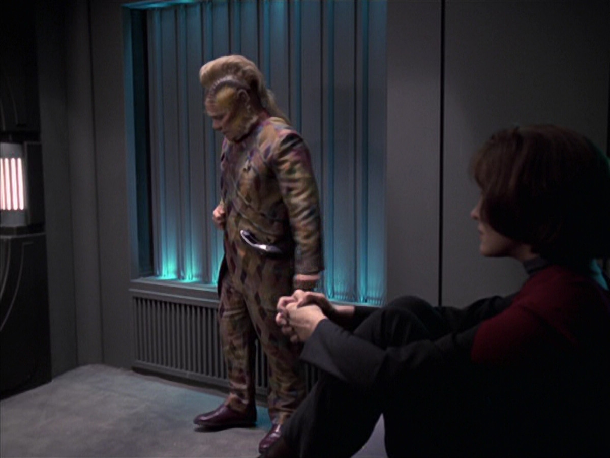 extant_StarTrek_VOY_6x21-LiveFastAndProsper_02743.jpg