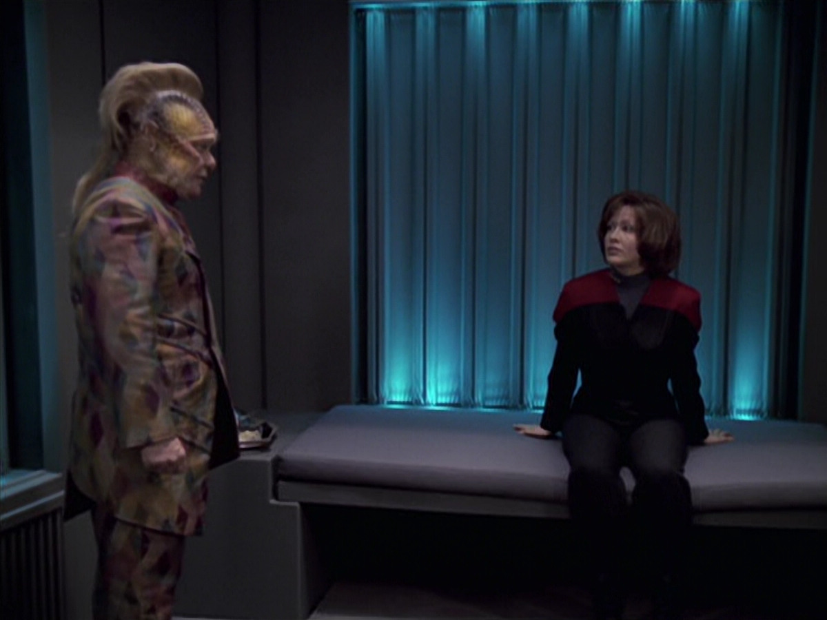 extant_StarTrek_VOY_6x21-LiveFastAndProsper_02786.jpg