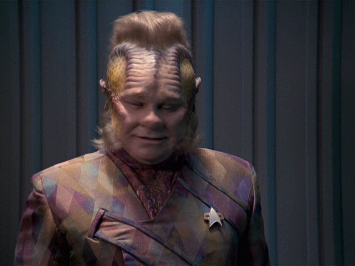 extant_StarTrek_VOY_6x21-LiveFastAndProsper_02796.jpg