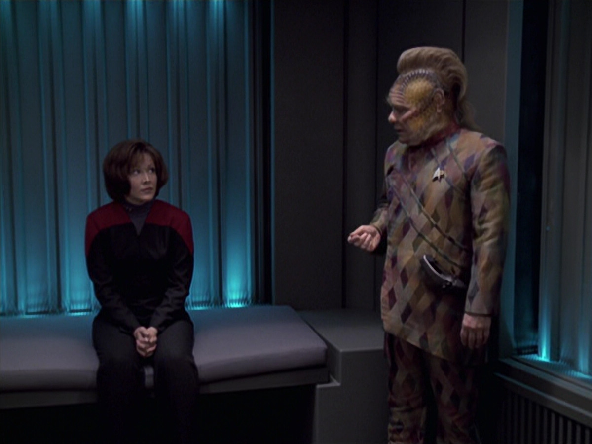 extant_StarTrek_VOY_6x21-LiveFastAndProsper_02831.jpg