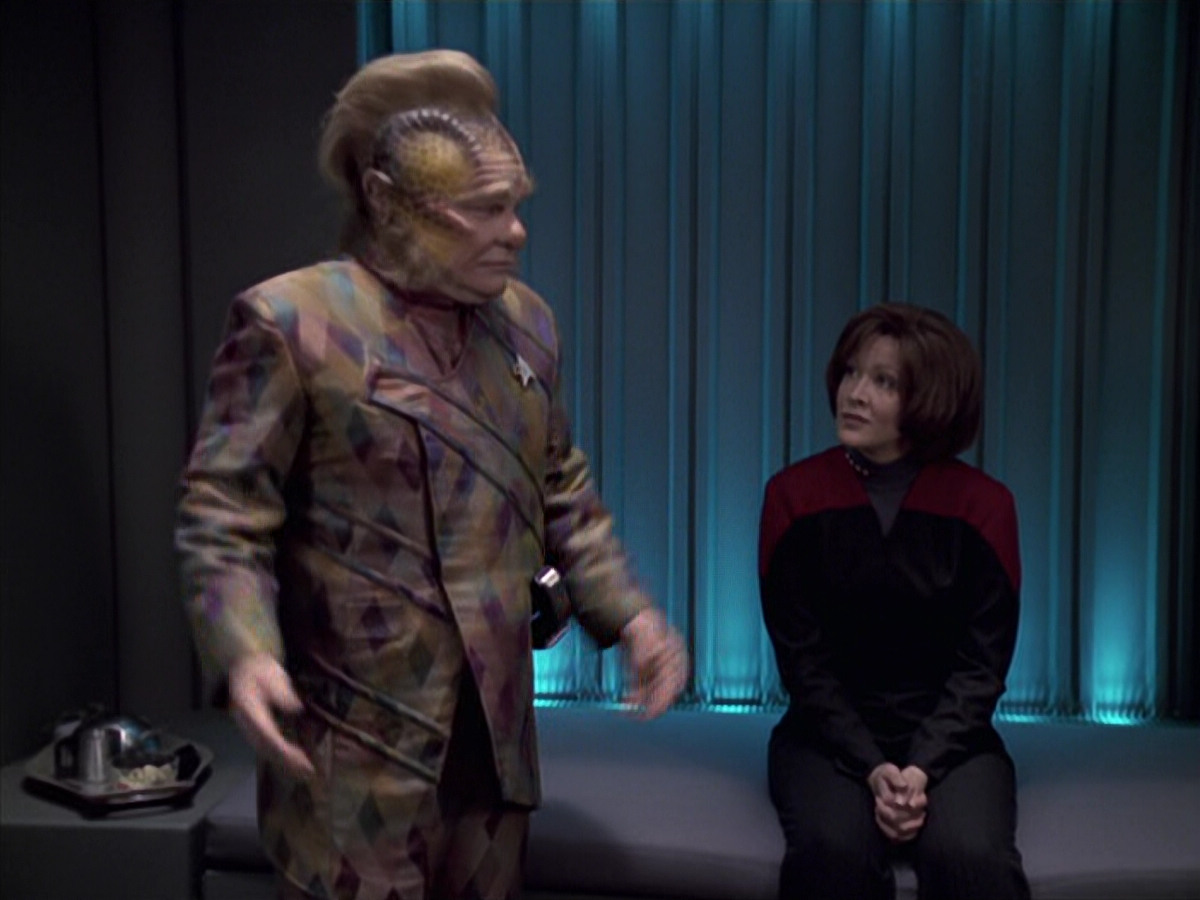extant_StarTrek_VOY_6x21-LiveFastAndProsper_02849.jpg