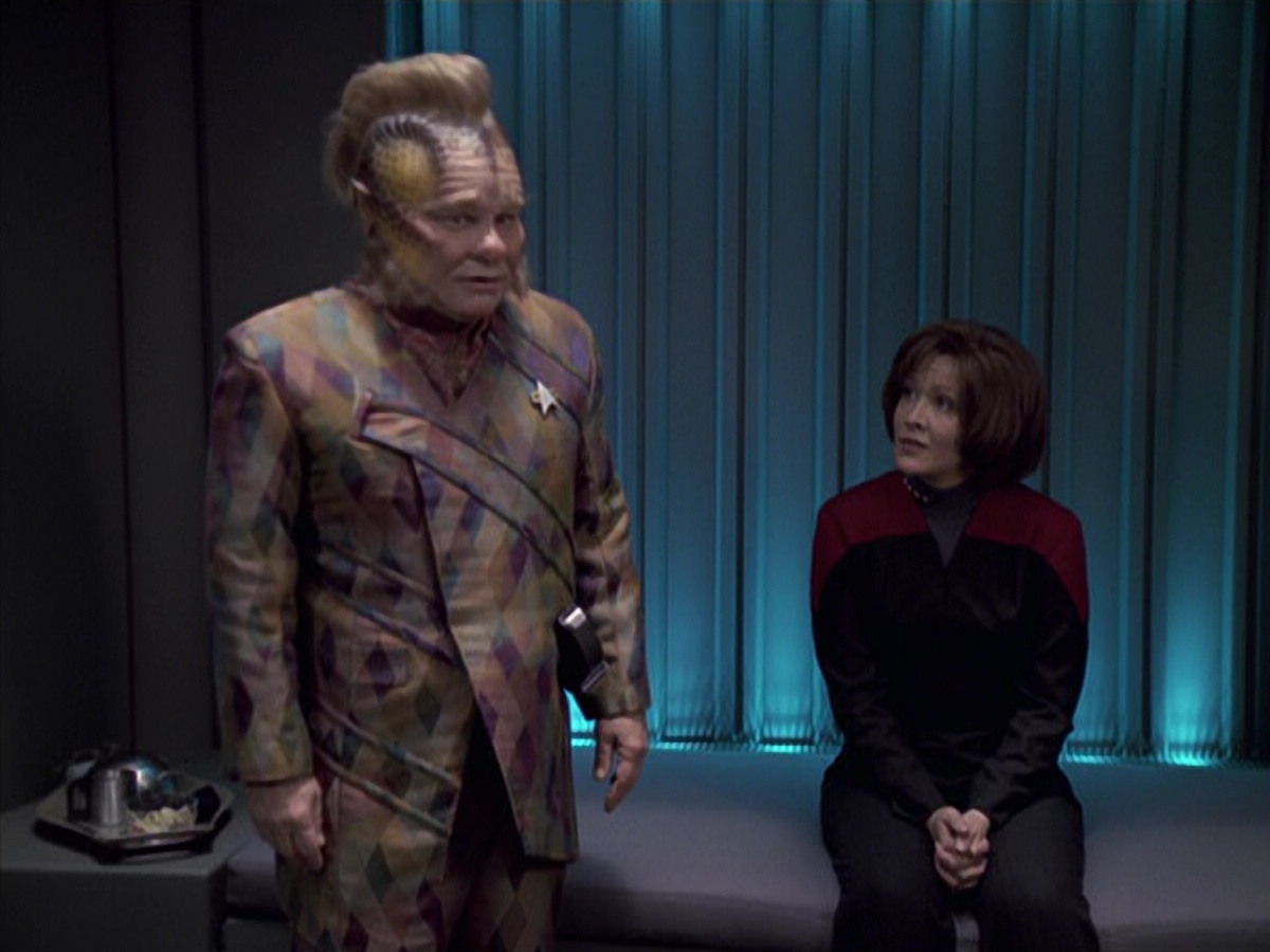 extant_StarTrek_VOY_6x21-LiveFastAndProsper_02853.jpg