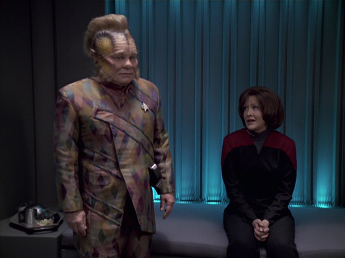 extant_StarTrek_VOY_6x21-LiveFastAndProsper_02855.jpg