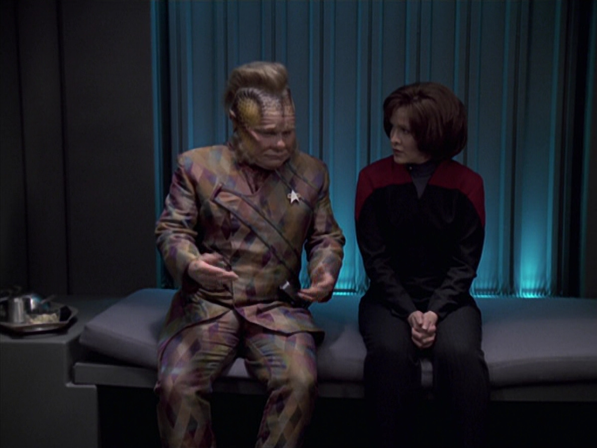 extant_StarTrek_VOY_6x21-LiveFastAndProsper_02866.jpg