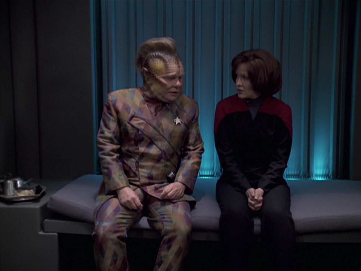 extant_StarTrek_VOY_6x21-LiveFastAndProsper_02868.jpg