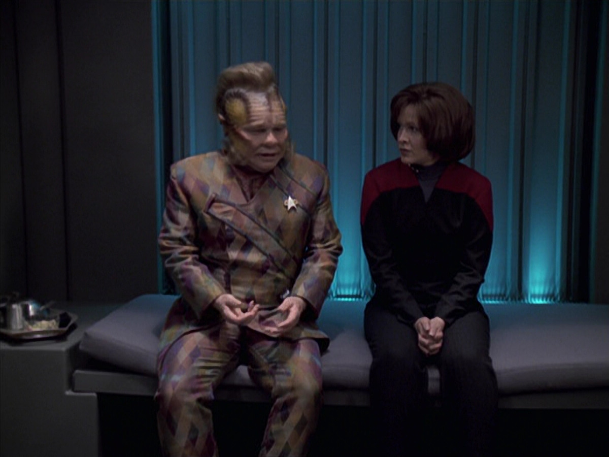 extant_StarTrek_VOY_6x21-LiveFastAndProsper_02869.jpg