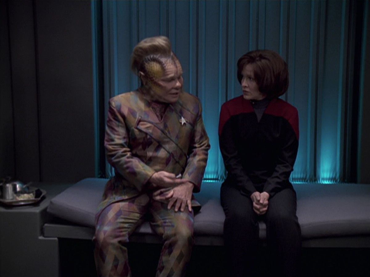 extant_StarTrek_VOY_6x21-LiveFastAndProsper_02876.jpg