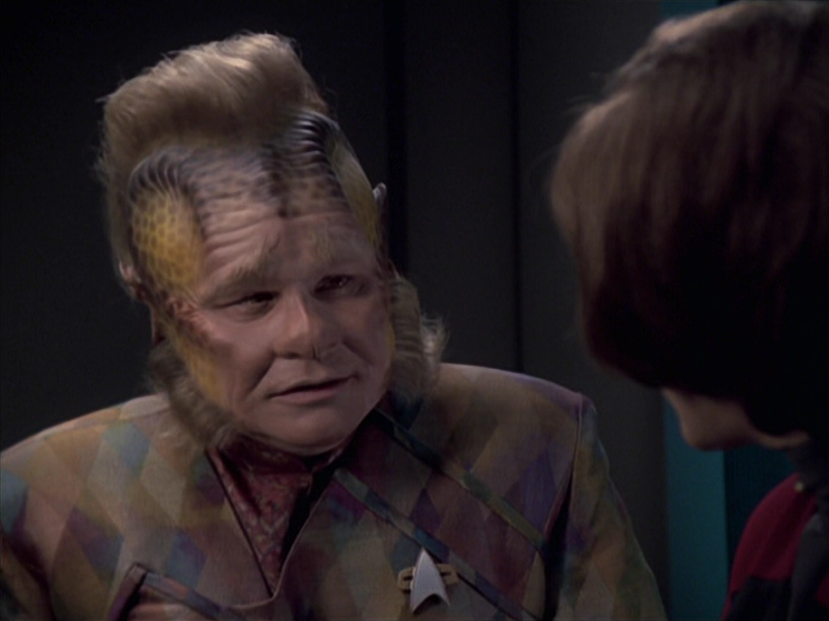 extant_StarTrek_VOY_6x21-LiveFastAndProsper_02892.jpg