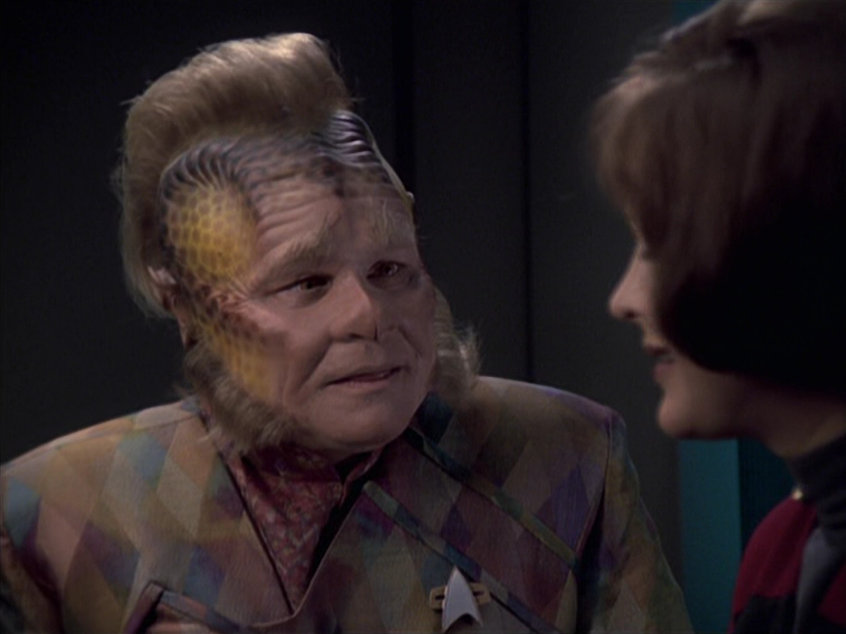 extant_StarTrek_VOY_6x21-LiveFastAndProsper_02895.jpg