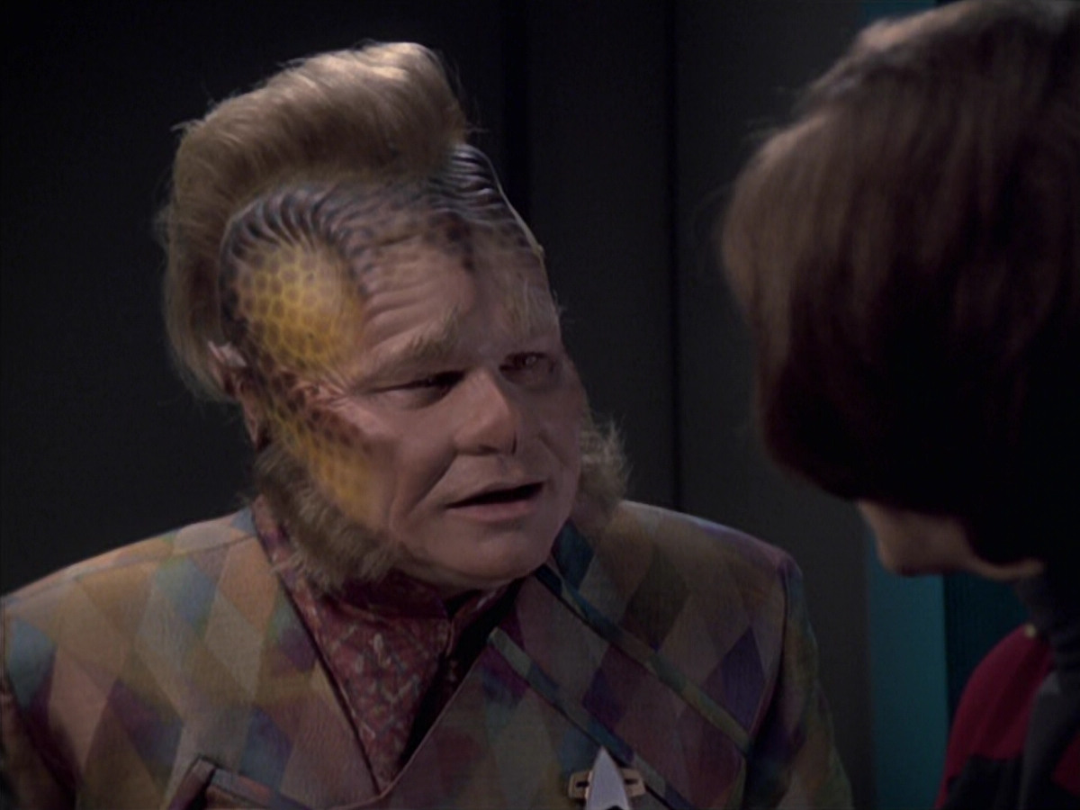extant_StarTrek_VOY_6x21-LiveFastAndProsper_02900.jpg