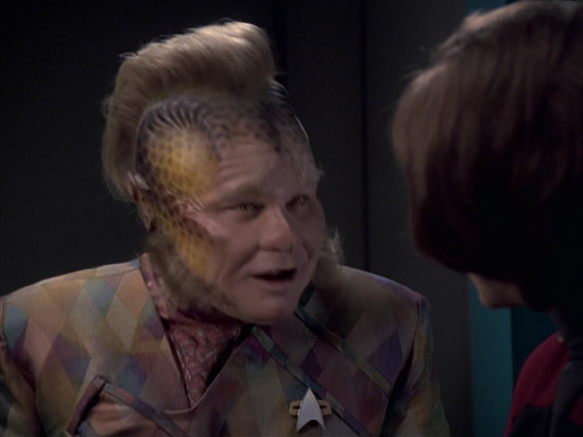 extant_StarTrek_VOY_6x21-LiveFastAndProsper_02907.jpg