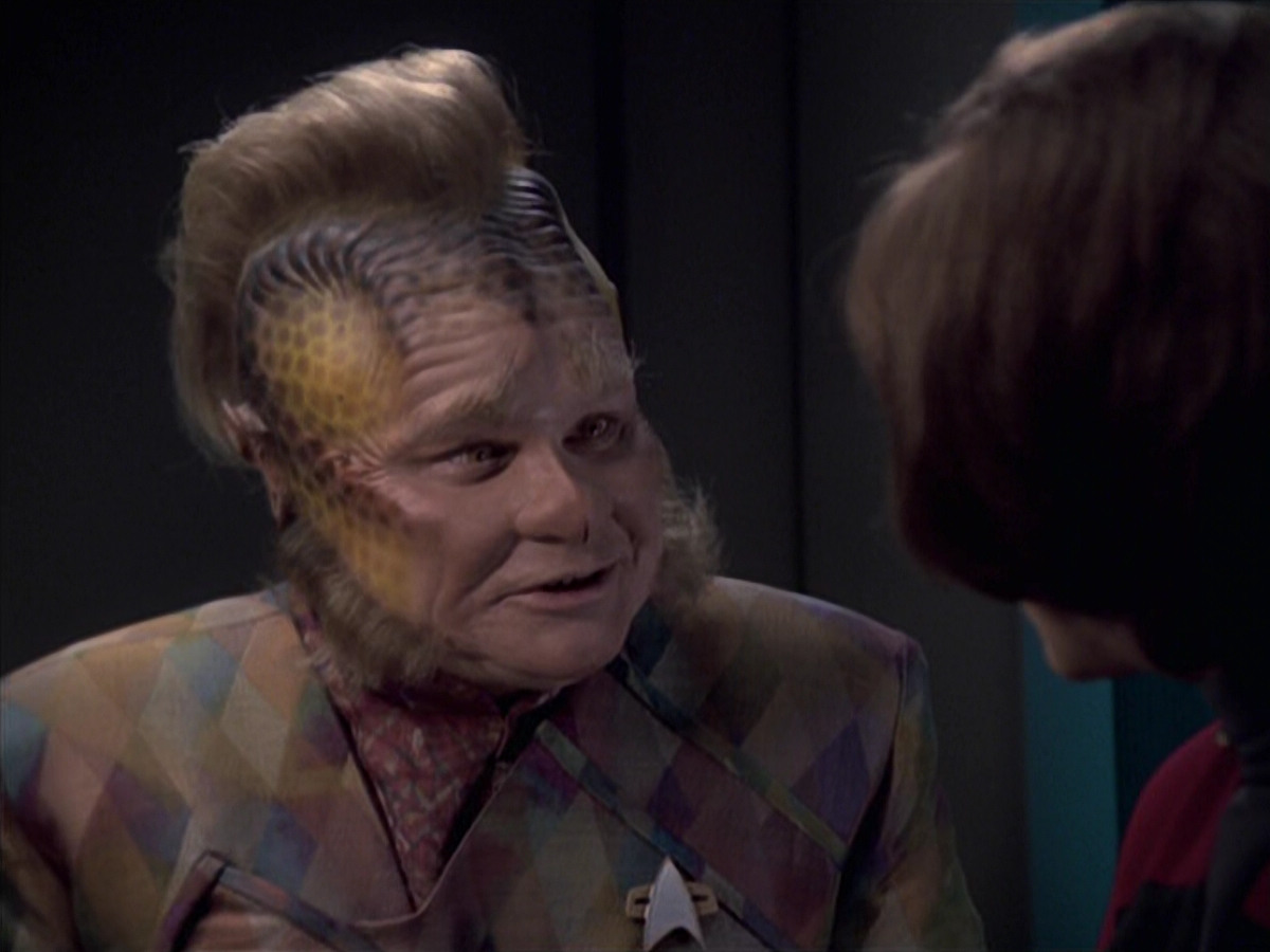 extant_StarTrek_VOY_6x21-LiveFastAndProsper_02908.jpg