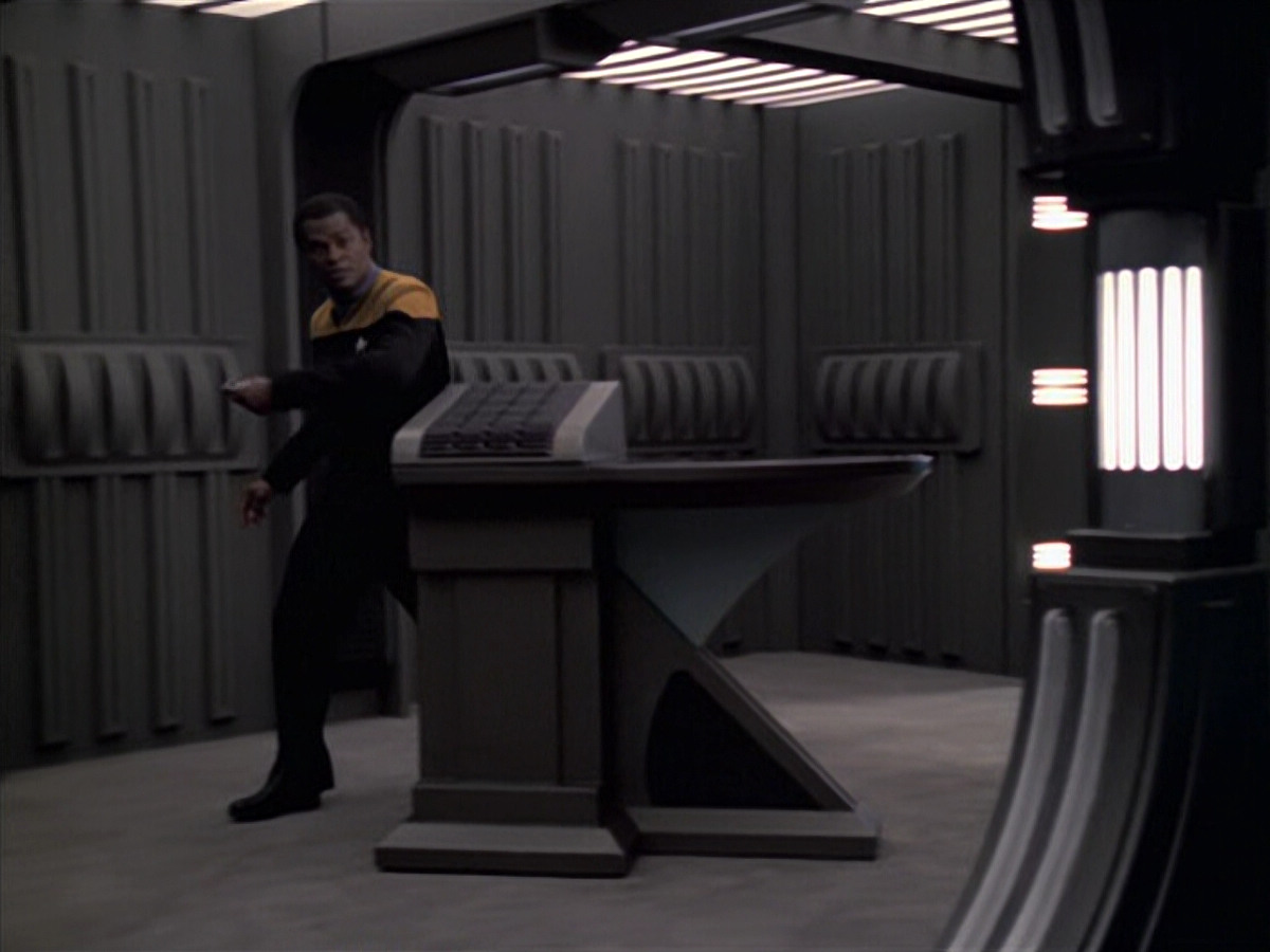 extant_StarTrek_VOY_6x21-LiveFastAndProsper_03014.jpg