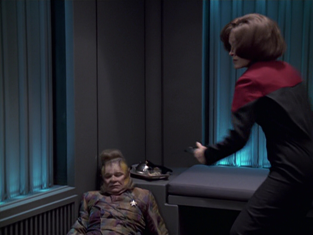 extant_StarTrek_VOY_6x21-LiveFastAndProsper_03021.jpg