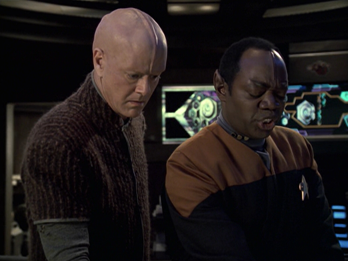 extant_StarTrek_VOY_6x21-LiveFastAndProsper_03127.jpg