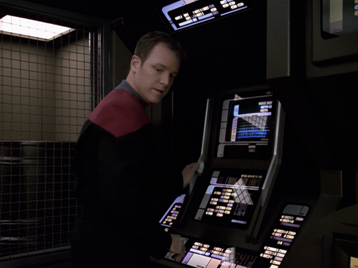extant_StarTrek_VOY_6x21-LiveFastAndProsper_03171.jpg