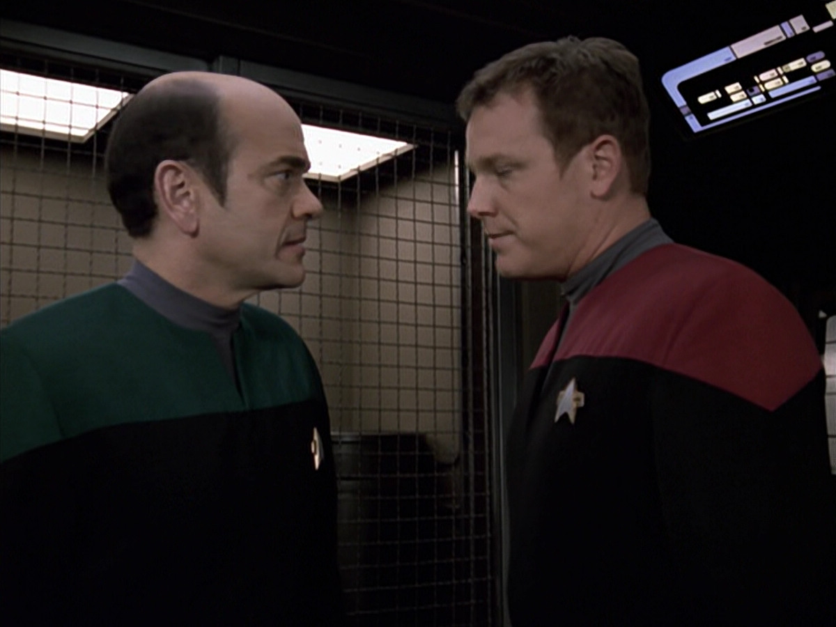 extant_StarTrek_VOY_6x21-LiveFastAndProsper_03183.jpg
