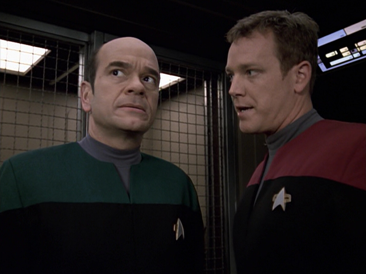 extant_StarTrek_VOY_6x21-LiveFastAndProsper_03186.jpg