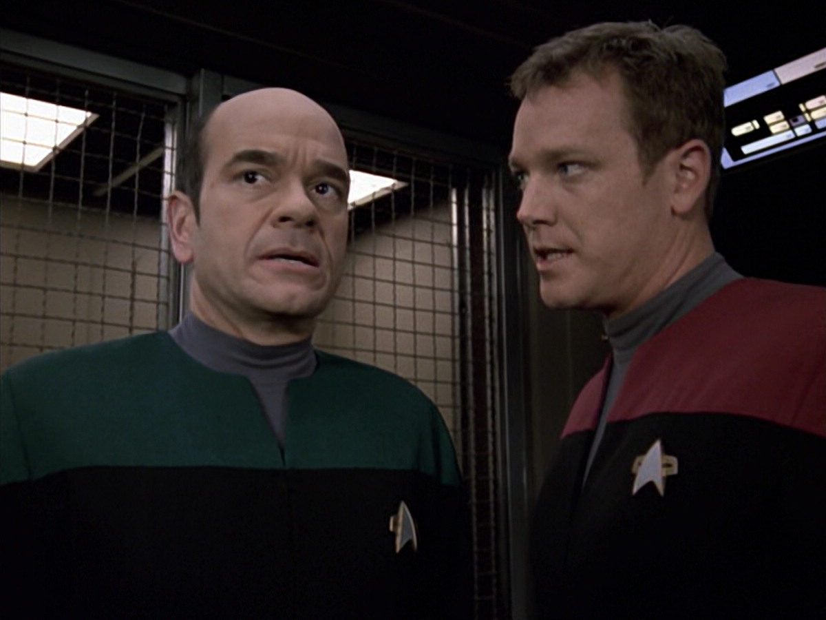 extant_StarTrek_VOY_6x21-LiveFastAndProsper_03187.jpg