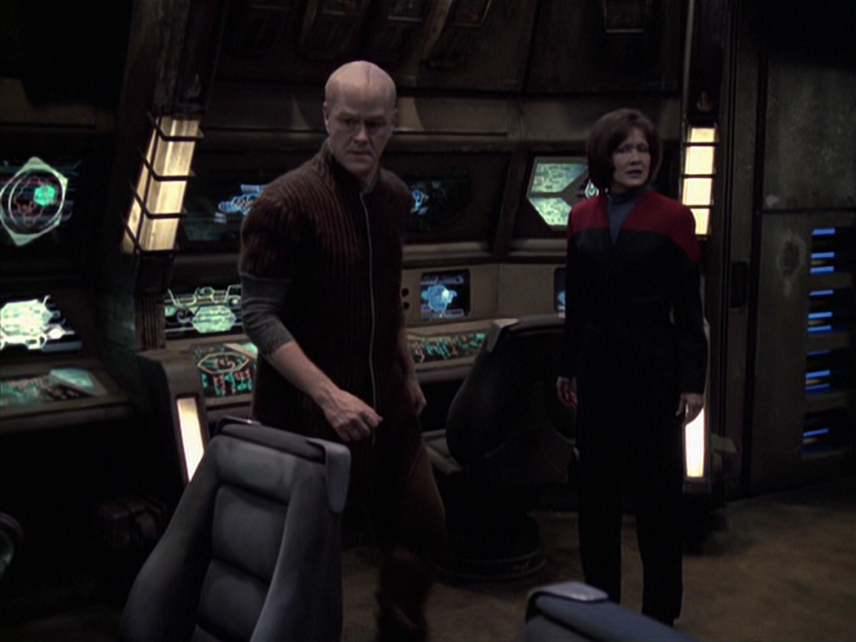 extant_StarTrek_VOY_6x21-LiveFastAndProsper_03240.jpg