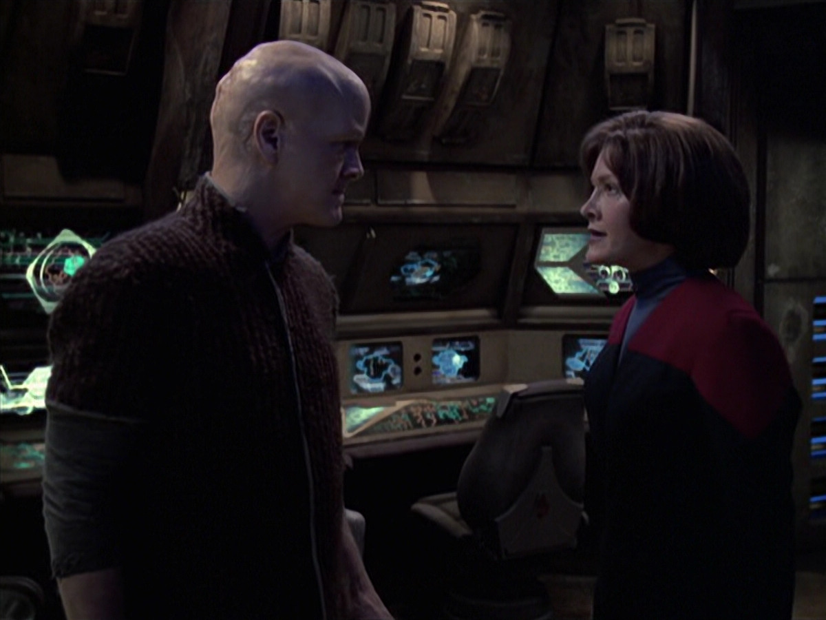 extant_StarTrek_VOY_6x21-LiveFastAndProsper_03252.jpg