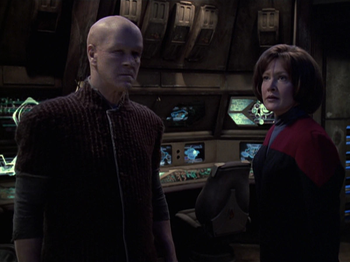 extant_StarTrek_VOY_6x21-LiveFastAndProsper_03257.jpg