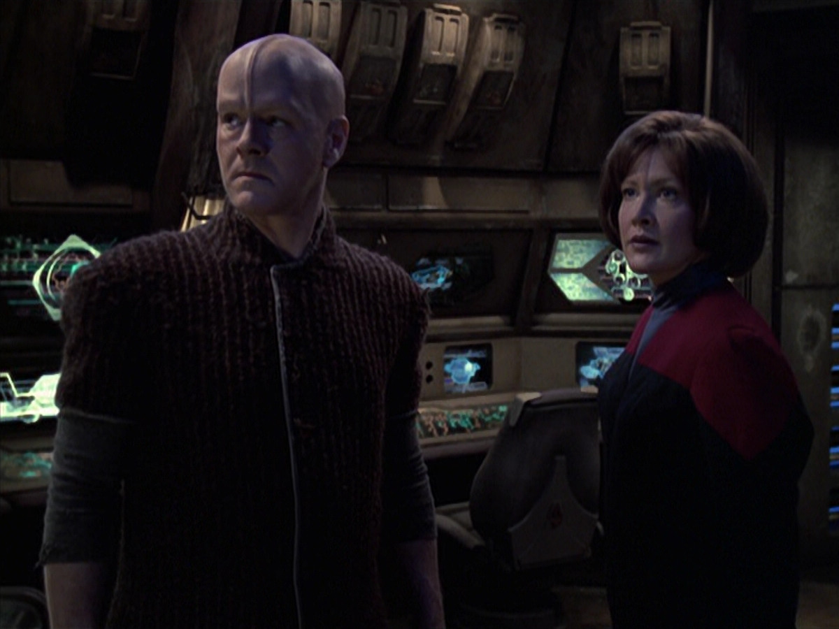 extant_StarTrek_VOY_6x21-LiveFastAndProsper_03258.jpg