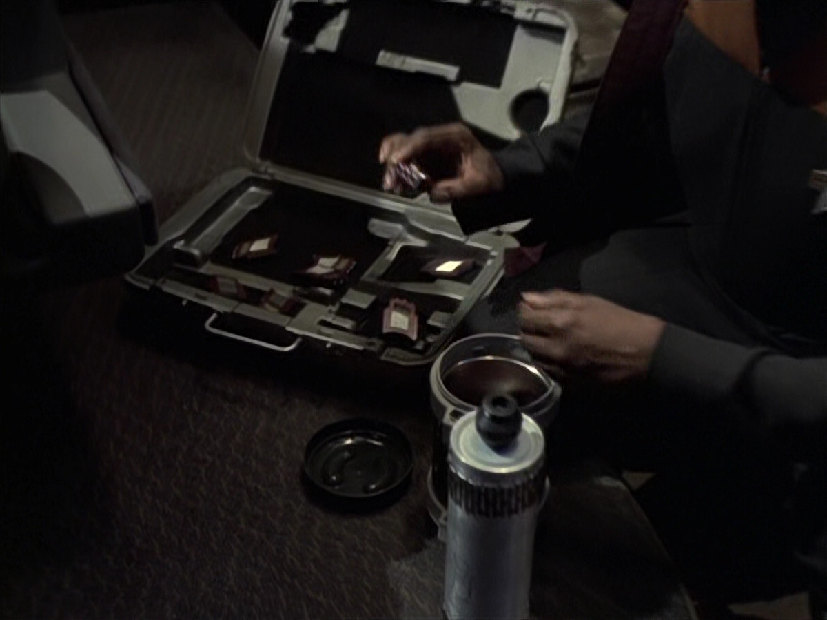 extant_StarTrek_VOY_6x21-LiveFastAndProsper_03287.jpg