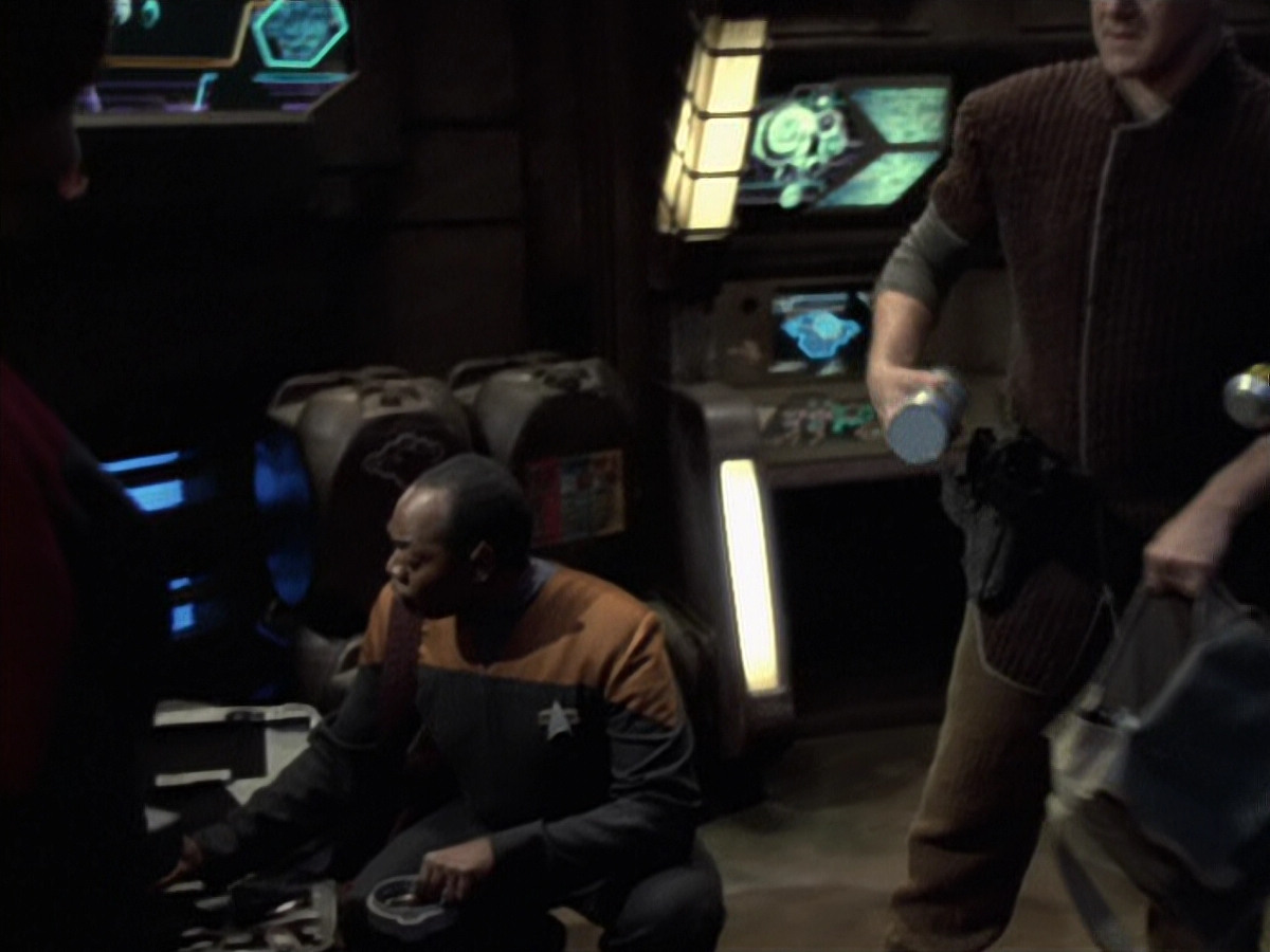 extant_StarTrek_VOY_6x21-LiveFastAndProsper_03291.jpg
