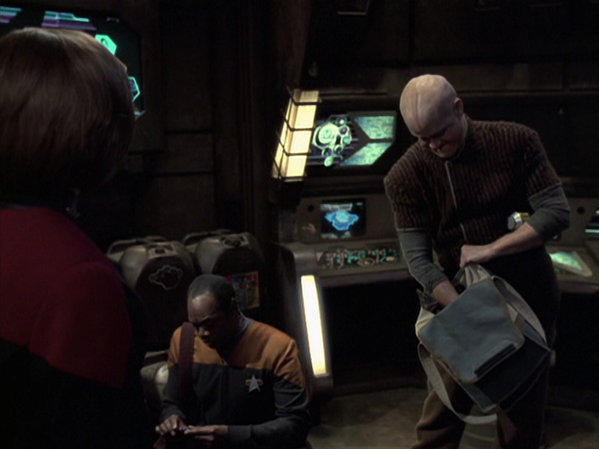 extant_StarTrek_VOY_6x21-LiveFastAndProsper_03295.jpg